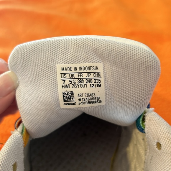 Classic adidas. Womens size 7. - Picture 2 of 6